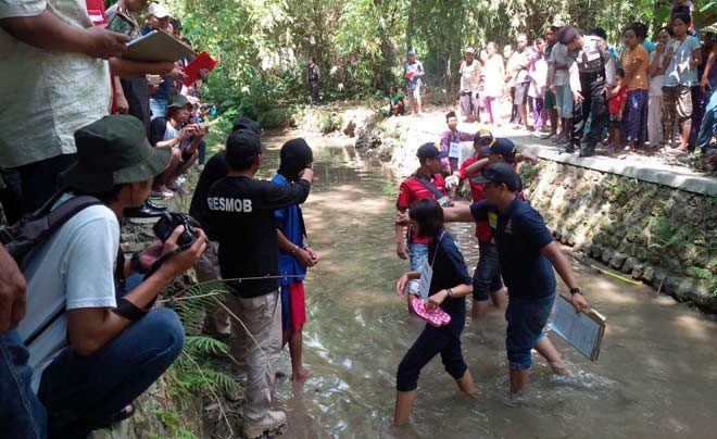 Warga memadati sungai Desa Mojoranu yang digunakan sebagai lokasi rekonstruksi. 