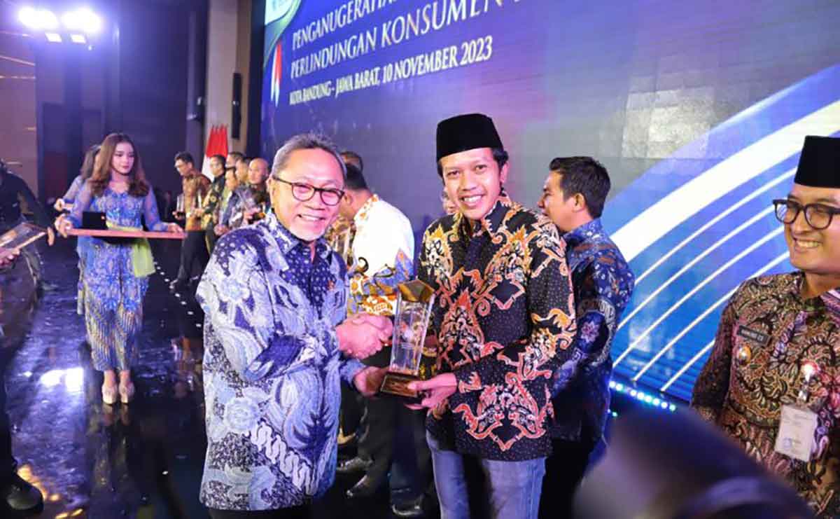 Wakil Bupati Trenggalek, Syah Muhamad Natanegara, saat menerima penghargaan dari Menteri Perdagangan, Zulkifli Hasan.