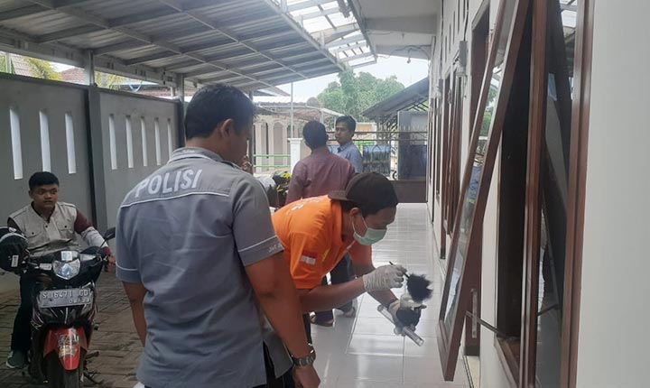 Tim Identifikasi Satreskrim Polres Tuban ketika olah TKP.