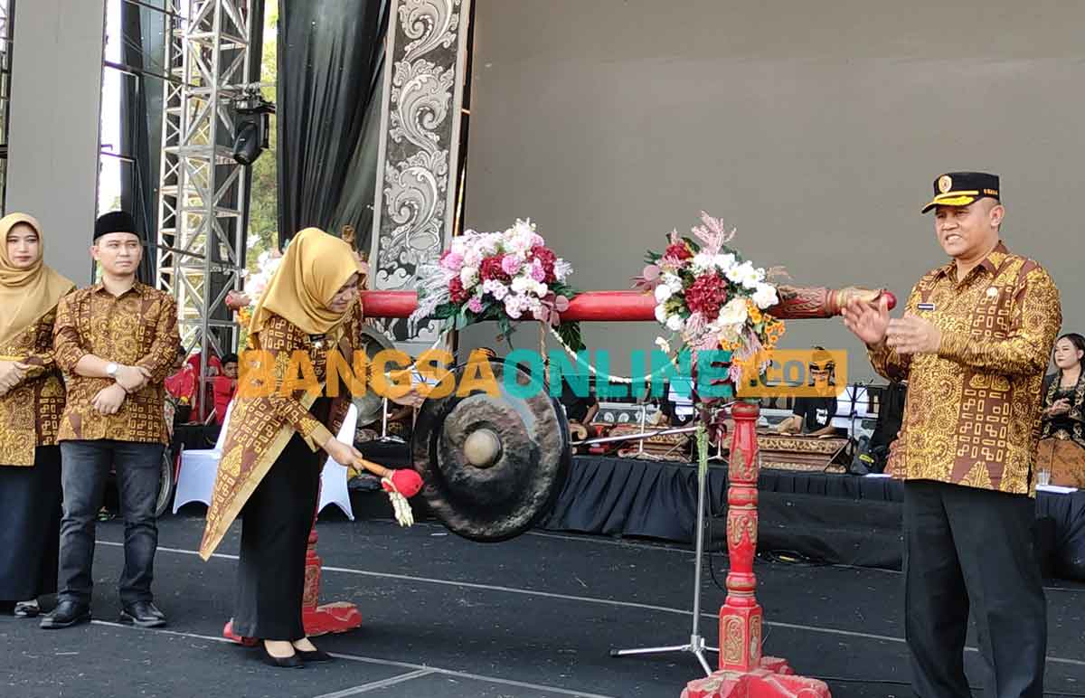 Bupati Mojokerto, Ikfina Fahmawati, saat memukul gong sebagai tanda dibukanya Majafest 2023. Foto: NINA PUJI RAHAYU/BANGSAONLINE