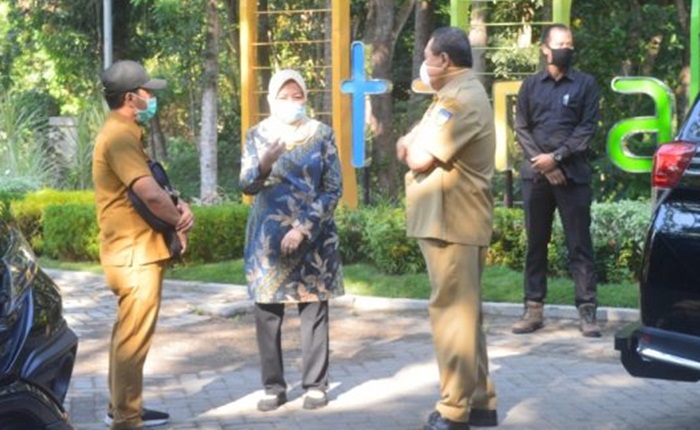 Bupati Kediri dr Hj Haryanti Sutrisno saat meninjau Laboratorium PCR di RSKK. foto: ist.