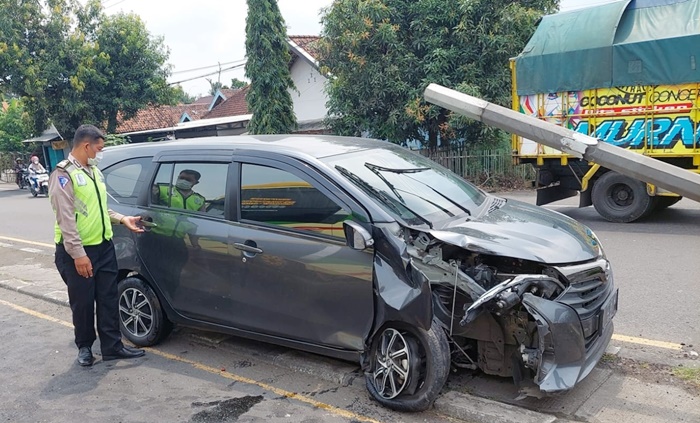 Kondisi mobil Toyota Calya yang rusak parah di bagian depan usai menabrak tiang PJU di Jalan Nasional, tepatnya di Desa Tejo, Kecamatan Mojoagung, Kabupaten Jombang, Selasa (26/04/2022)