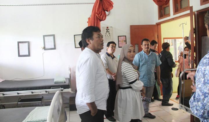 Anggota Komisi C DPRD Kota Batu melihat beberapa fasilitas Puskesmas Batu yang tidak layak seperti plafon dan tempat penyimpanan obat-obatan.
