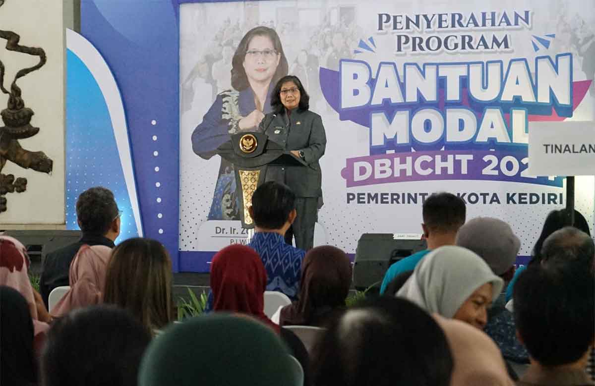 Pj Wali Kota Kediri, Zanariah, saat memberi sambutan. Foto: Ist