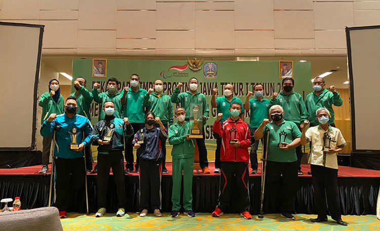 Kontingen NPCI Kota Kediri yang berhasil meraih juara umum III di Pekan Paralimpik Provinsi Jawa Timur I Tahun 2021 di Surabaya. (foto: ist)