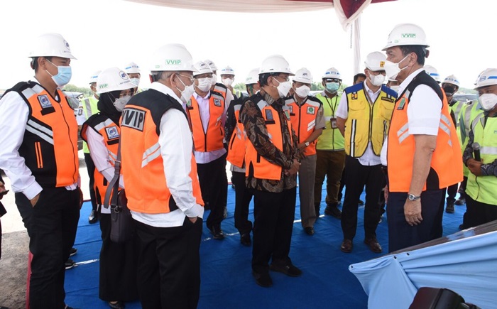 Wali Kota Kediri Abdullah Abu Bakar (paling kiri) saat mendampingi Menko Marves Luhut Binsar Pandjaitan (kanan) dan Menteri Agraria dan Tata Ruang/Badan Pertanahan Nasional (ATR/BPN) Sofyan A. Djalil, dalam kunjungan kerjanya di Kediri. foto: ist.
