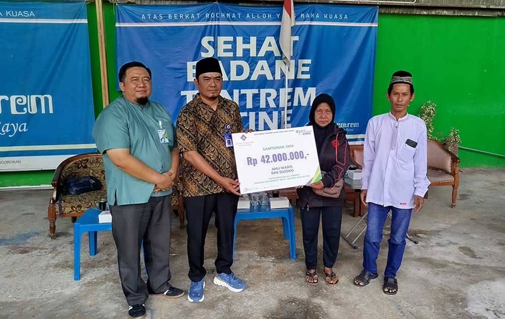 Penyerahan secara simbolis klaim santunan kematian dari BPJS Ketenagakerjaan pada ahli waris. Foto: AAN AMRULLOH/ BANGSAONLINE