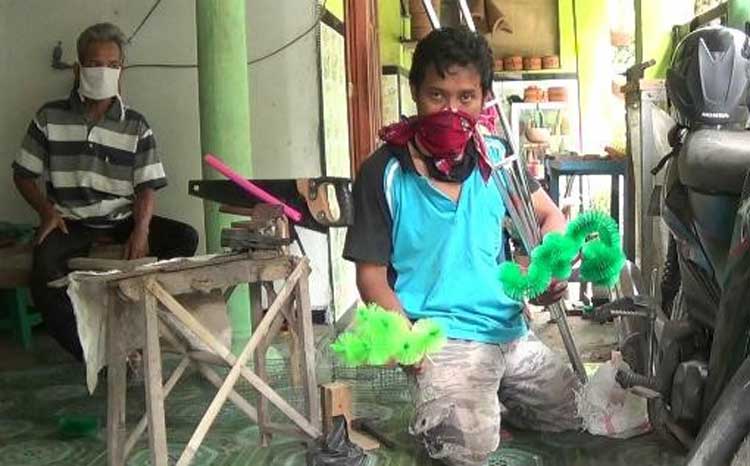 Winarko dan hasil karyanya. (foto: Kominfo)