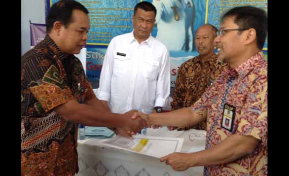 PENYERAHAN: Kepala Lapas Porong Hery Prasetyo (kiri) menerima berkas pengemplang pajak yang disandera, dari perwakilan Kanwil DJP Jatim II, Jumat (9/10). foto: musta’in/BANGSAONLINE