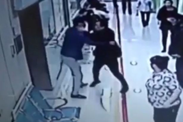 perkelahian dua bos perusahaan jasa kremasi. foto: mirror.co.uk