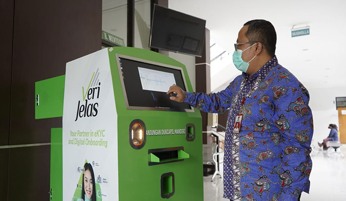 Plt Kepala Disdukcapil Kabupaten Kediri, Wirawan, saat menunjukkan mesin ADM atau Anjungan Dukcapil Mandiri. Foto: Ist