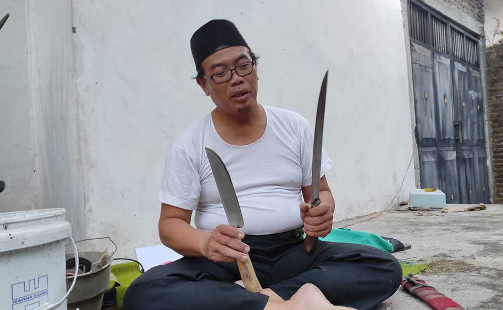 Ahmad Shodik saat menunjukkan dua pisau yang baru diasah (dok. Ist)