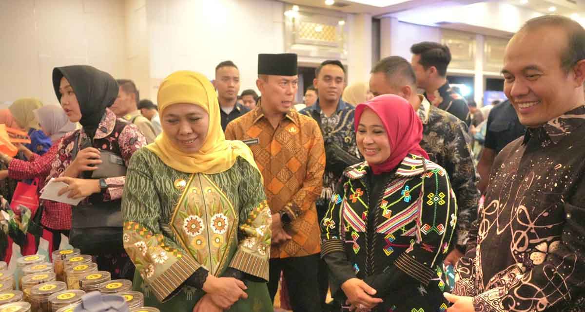 Gubernur Khofifah saat meninjau salah satu stan dalam Misi Dagang dan Investasi Jawa Timur-Sulawesi Tenggara di Kendari.
