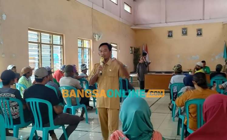Kades Kalipang, Antonius Supratiknya, yang langsung menemui warganya di Balai Desa, berjanji akan meneruskan aspirasi warga tersebut kepada pihak-pihak terkait. FOTO: Muji Harjita/BANGSAONLINE
