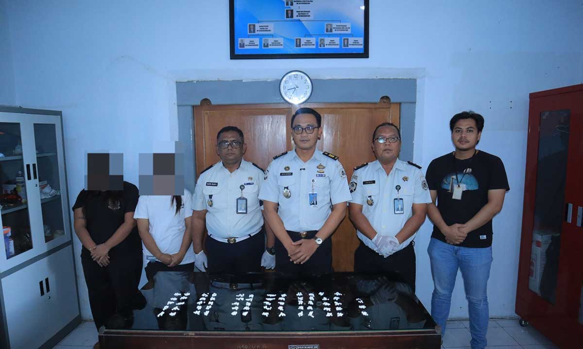 Pelaku penyelundupan pil dobel L ketika bersama petugas dari Lapas Blitar.