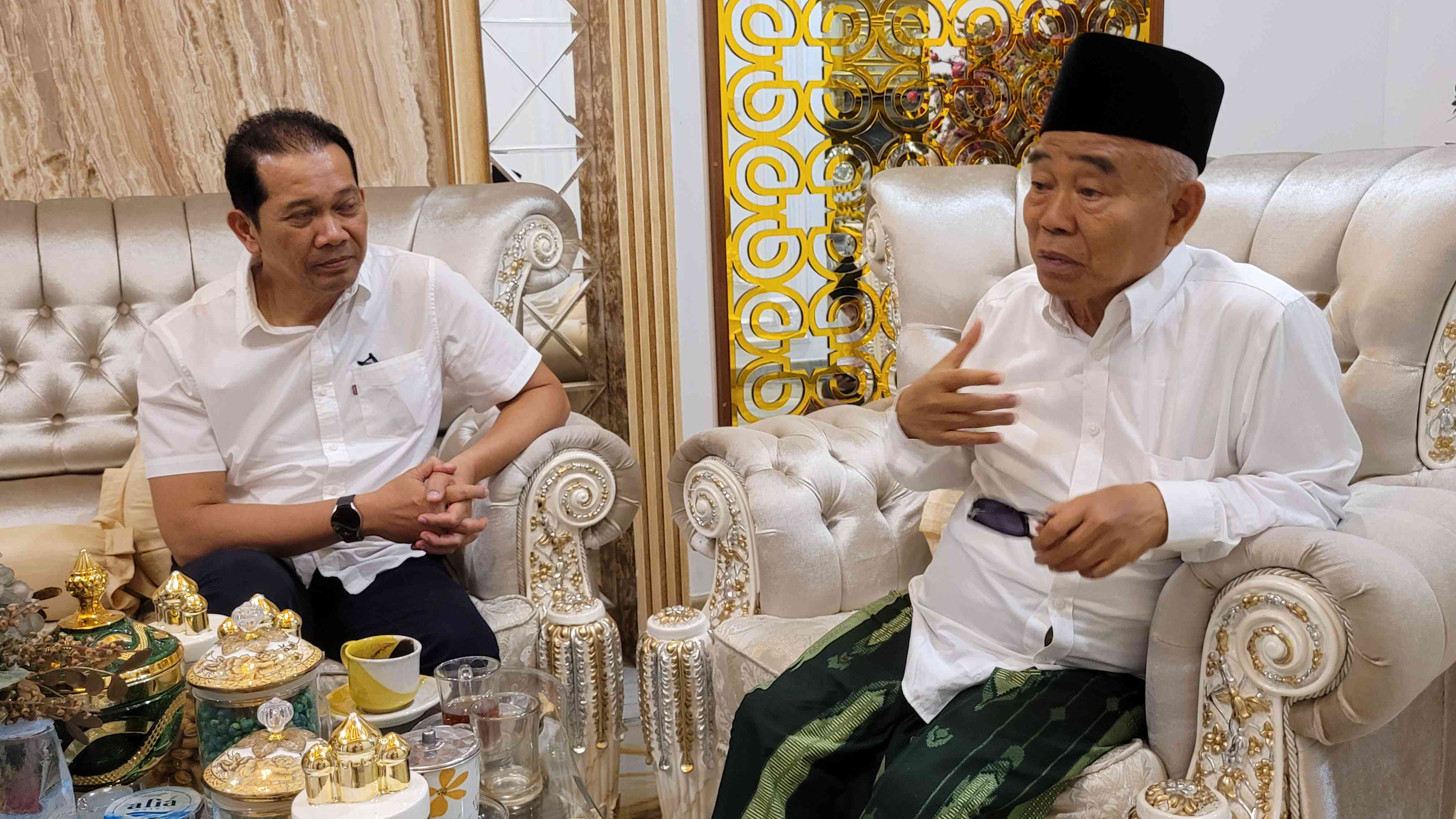 Prof Dr KH Asep Saifuddin Chalim, MA saat menemui Marsekal Madya TNI Samsul Rizal, S.I.P., M.Tr. di kediamannya di Pondok Pesantren Amanatul Ummah Surabaya, Ahad (6/7/2025). Foto: M. Mas