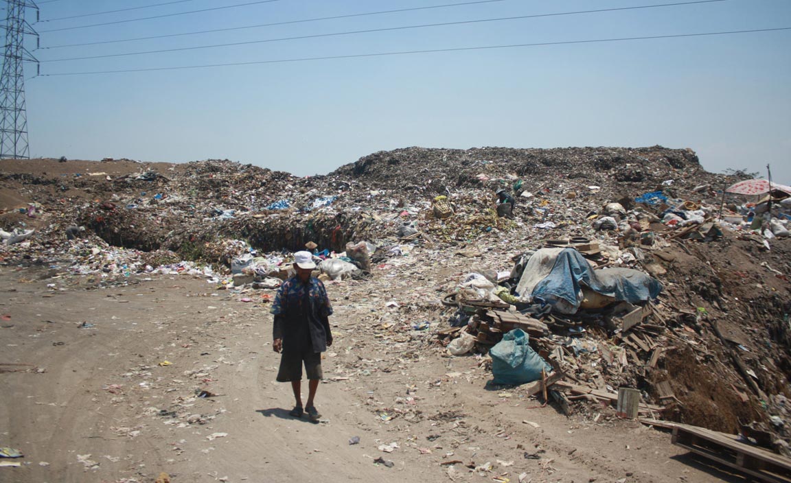 Tumpukan sampah di TPA Kenep tampak menggunung. 