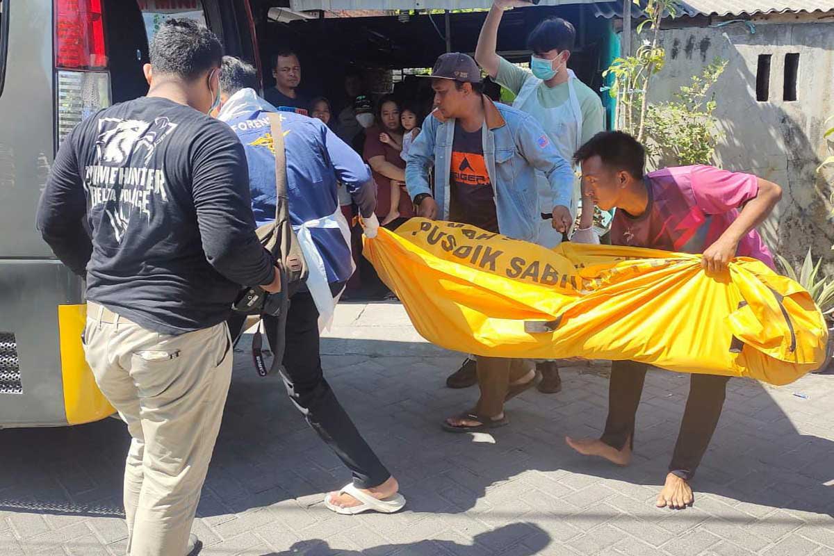 Evakuasi korban oleh petgas kepolisian ke rumah sakit Bhayangkara Pusdik Sabhara Porong untuk keperluan visum.