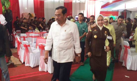 Jaksa Agung HM Prasetyo, SH saat meresmikan proyek pembangunan kantor kejaksaan di lingkungan Kejaksaan Tinggi (Kejati) Jatim, Senin (21/3). foto: arif kurniawan/ BANGSAONLINE