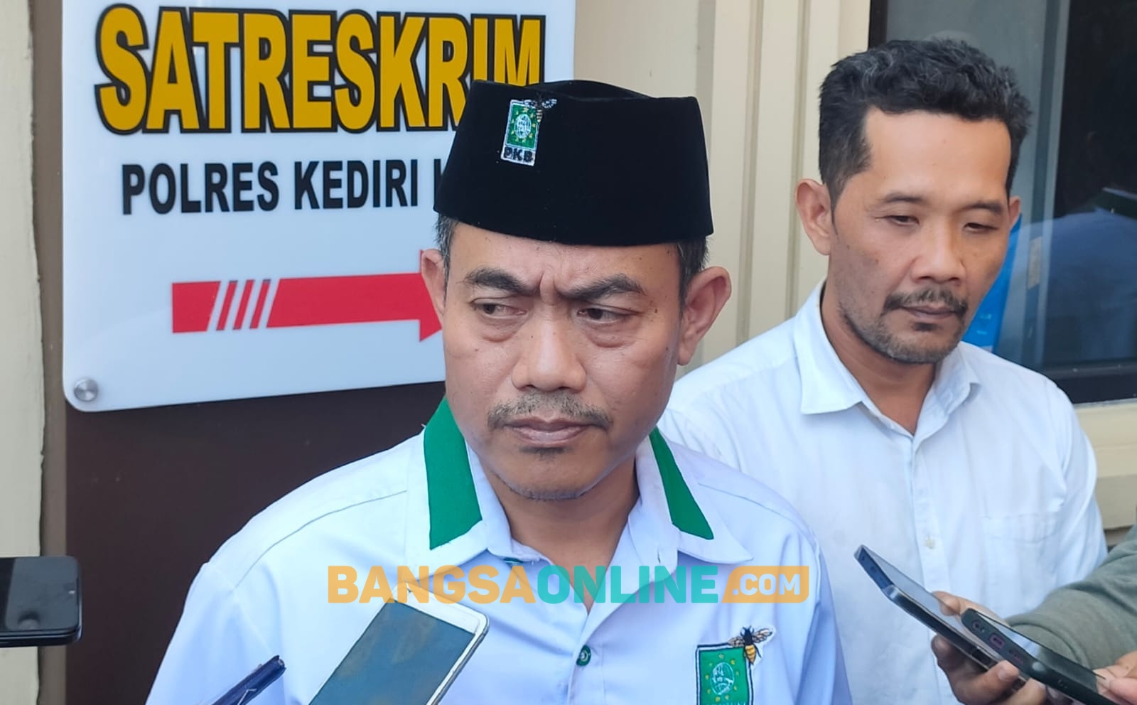 Ketua DPC PKB Kota Kediri KH KH Oing Abdul Muid Sohib (Gus Muid) saat memberi keterangan kepada wartawan. Foto: Muji Harjita/BANGSAONLINE