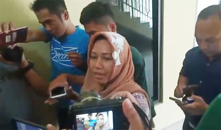 Ika Puspitasari, adik kandung Mustofa Kamal Pasa (MKP) saat memberi keterangan pers. Ika saat ini adalah Wali Kota Mojokerto. foto: YUDI EP/ BANGSAONLINE