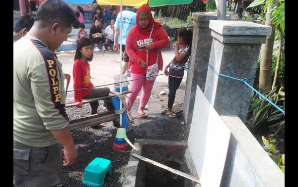 Warga berbondong-bondong mendatangi sumber air hangat di Kebonagung, Porong.
