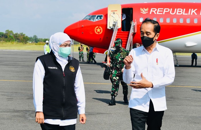 Gubernur Khofifah berkesempatan menyampaikan paparan terkait kondisi dan penanganan Covid-19 di Jatim kepada Presiden Jokowi.