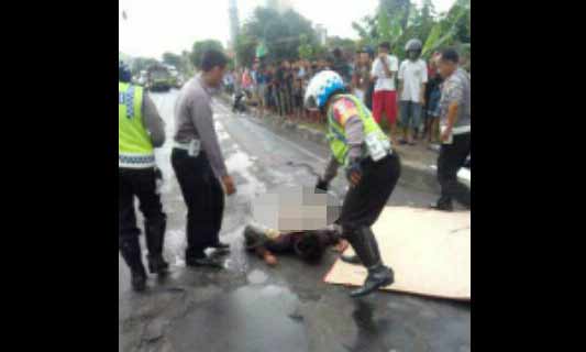 Petugas saat hendak mengevakuasi korban. foto: rony suhartomo/ BANGSAONLINE