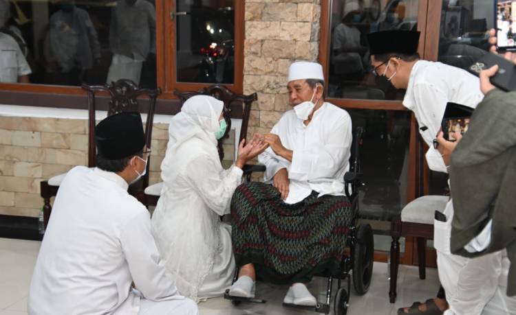 Gubernur Jawa Timur Khofifah Indar Parawansa ketika sowan ke Mbah Yai Dien  sebelum sakit dan wafat.