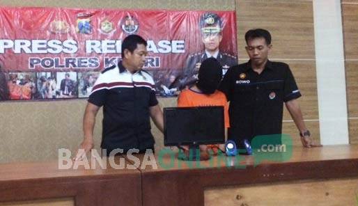 Pelaku bersama barang bukti saat diamankan di Mapolres Kediri. foto: dendi martoni/ BANGSAONLINE