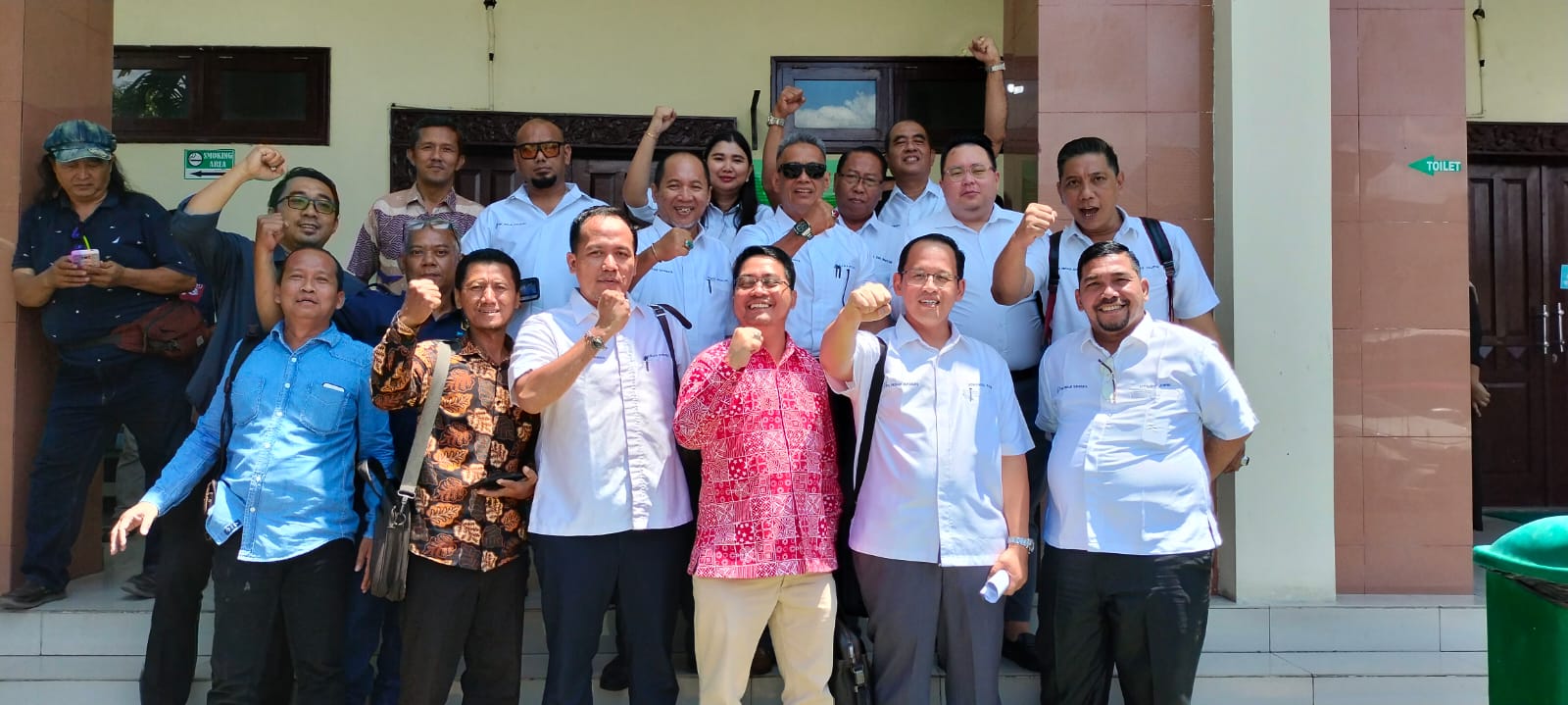 Para kuasa hukum Nur Hasim usai memenangkan sidang praperadilan di PN Gresik. FOTO: ist.
