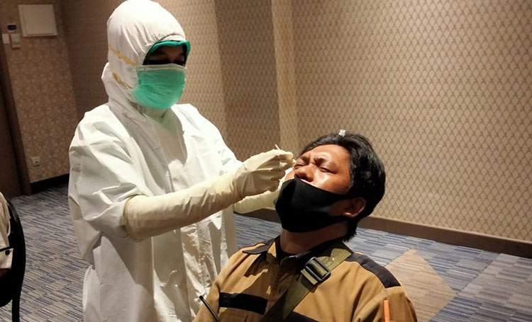 Karyawan Aston Banyuwangi Hotel and Conference Center saat menjalani swab test. (foto: ist)