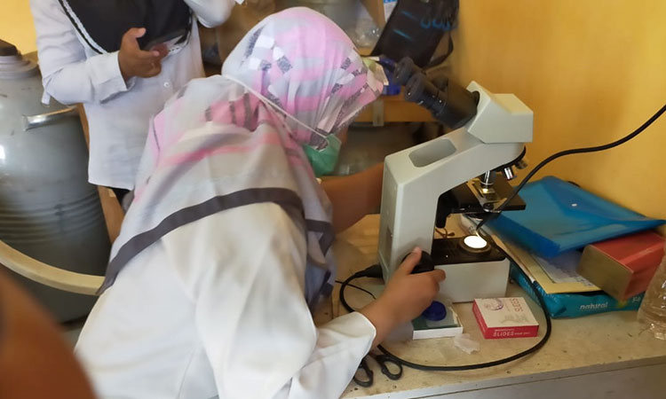 Petugas saat melakukan monev IB. (foto: ist)