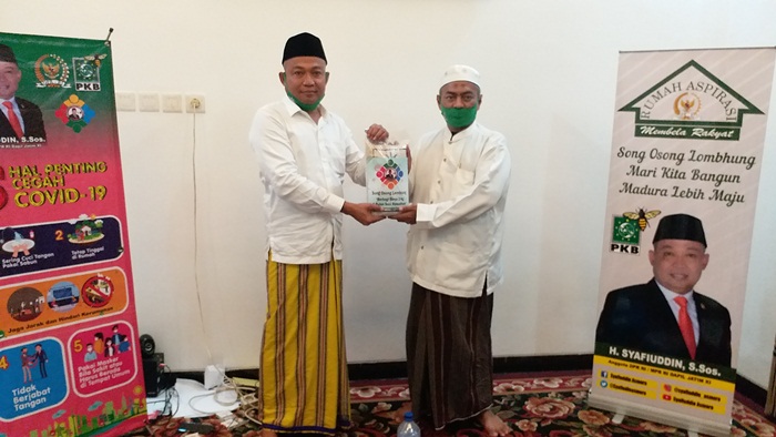 H. Syafiuddin Asmoro menyerahkan sembako kepada KH. Sayyid Umar untuk disalurkan kepada masyarakat terdampak Covid-19.