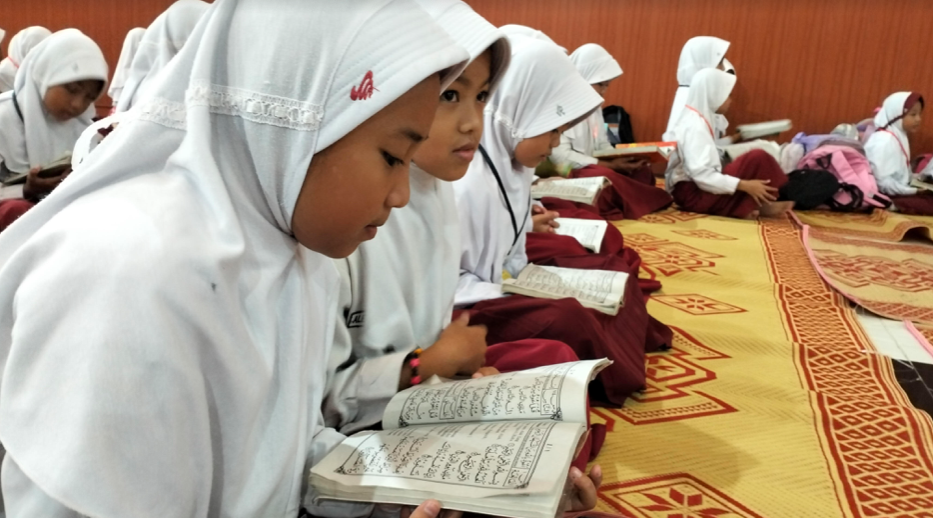 Peserta pondok ramadan yang diikuti oleh pelajar di Blitar terlihat antusias