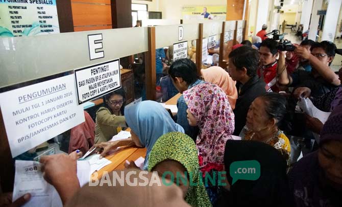 Peserta BPJS sedang mengurus pembayaran di RSUD Kabupaten Jombang. foto: rony suhartomo/ BANGSAONLINE
