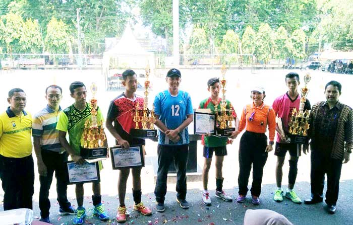 Kapolres Pasuruan AKBP Raydian Kokrosono (tengah) usai memberikan Piagam penghargaan serta piala kepada juara 1 bola voli Kapolres Cup 2017, Sabtu (28/10) siang. Foto: ANDY FACHRUDIN/BANGSAONLINE