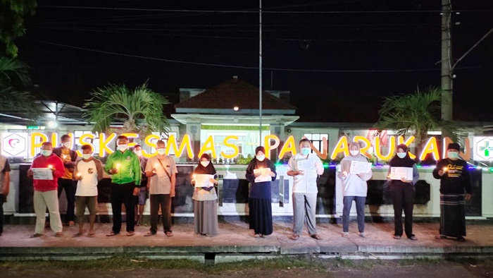 Puluhan nakes di Puskesmas Panarukan, Situbondo saat menggelar doa bersama.