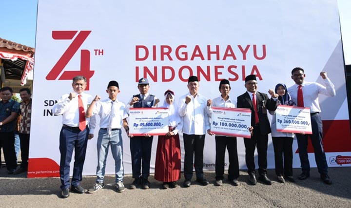 Pertamina memberikan beasiswa berupa kuliah gratis kepada sejumlah mahasiswa berprestasi yang tinggal di ring satu proyek pembangunan Kilang Grass Root Refinery (GRR) Tuban.