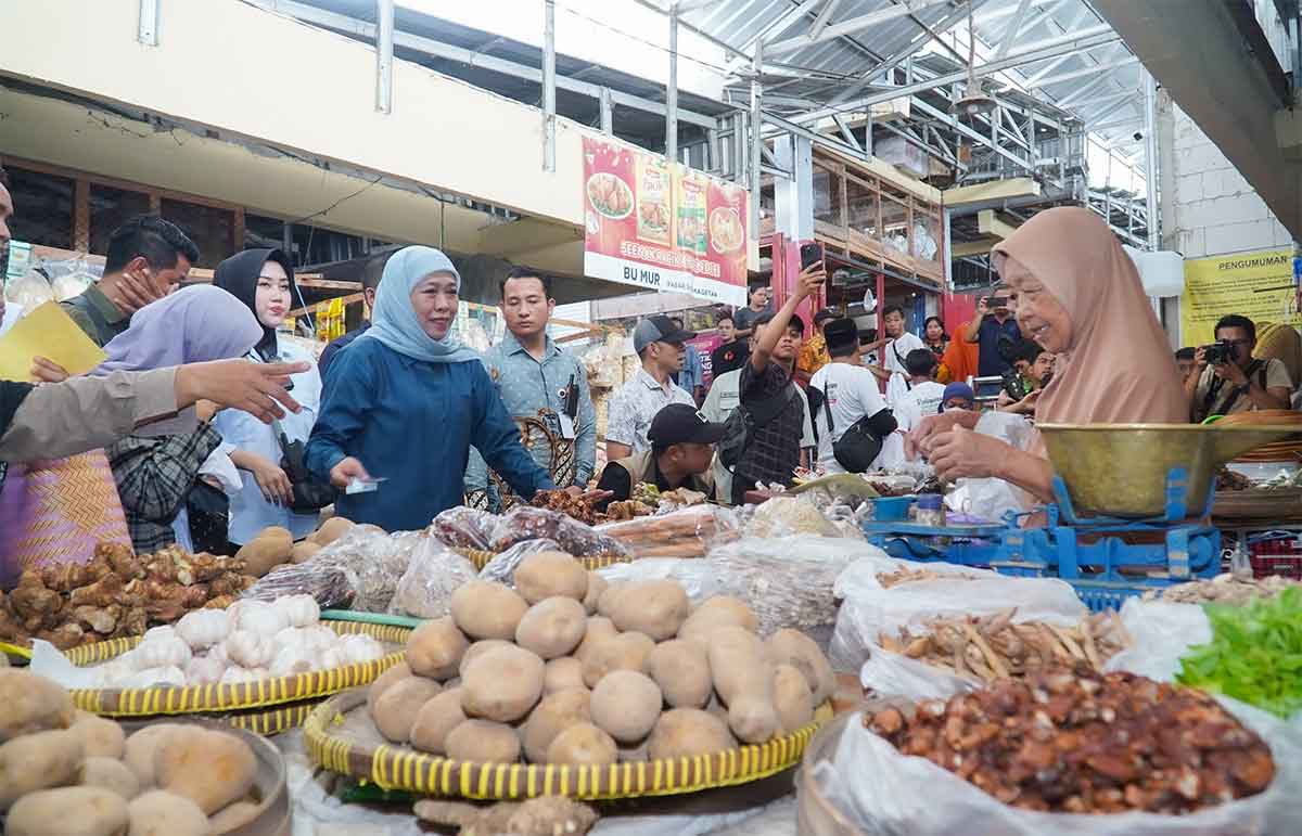 Calon Gubernur Jawa Timur No Urut 2, Khofifah Indar Parawansa, saat menyapa pedagang dan masyarakat di Pasar Sayur Magetan.