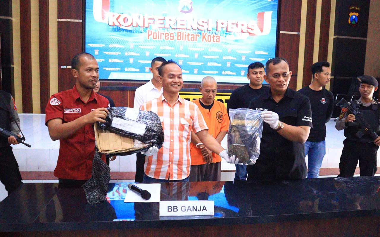 SK (52) asal Tulungagung saat diamankan oleh Polres Blitar Kota beserta barang bukti ganja seberat 1,15 kilogram.