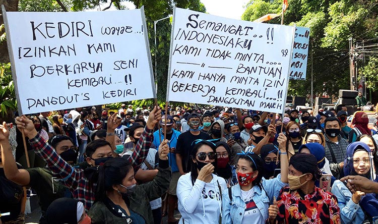 Aksi demo pekerja seni menuntut diizinkan kembali menggelar pertunjukan. (foto: MUJI/ BANGSAONLINE)