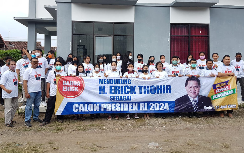 Puluhan pemuda di Kabupaten Kediri saat mendeklarasikan diri mendukung pencalonan Erick Thohir sebagai Calon Presiden RI pada Pilpres 2024. (Foto: Ist.)
