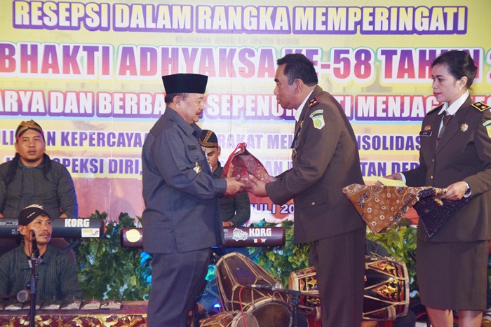 Bupati Mbah Tarom saat hadir di Kejari Kabupaten Madiun.
