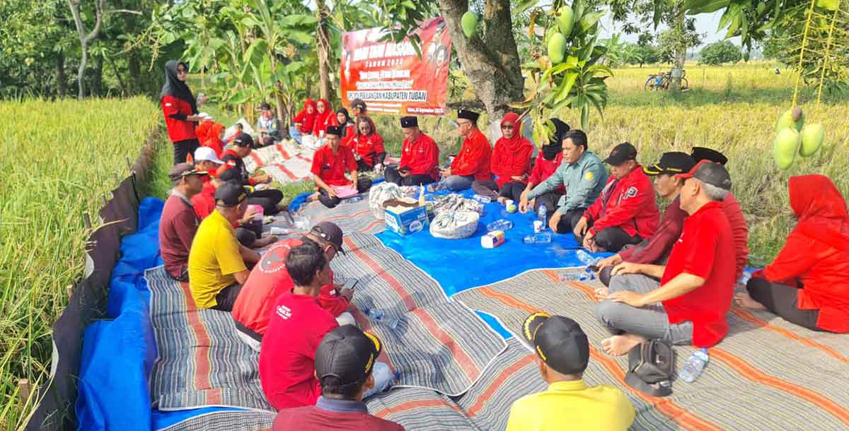 Pengurus DPC PDIP Tuban saat duduk bersama para petani di Desa Bandungrejo, Kecamatan Plumpang.