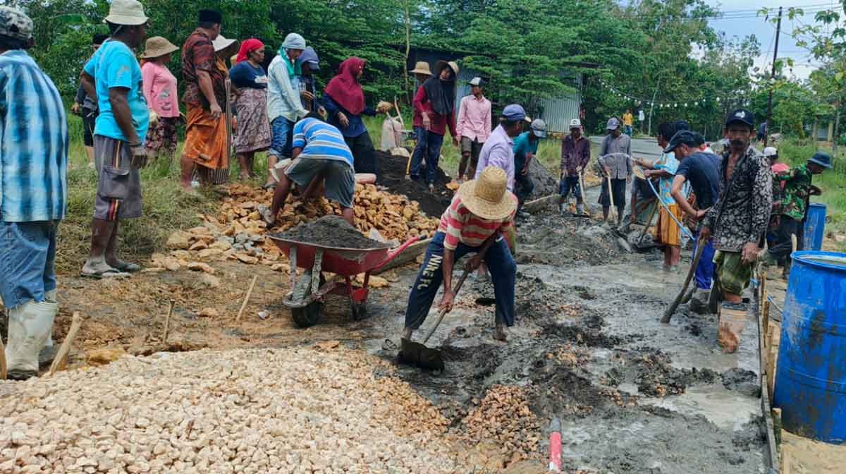 Tak Sabar Tunggu Janji Pemerintah, Warga Robatal Sampang Swadaya Perbaiki Jalan Poros Kabupaten