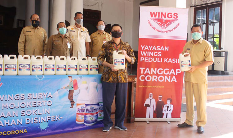 Bupati Pungkasiadi (kanan) ketika menerima bantuan dari perusahaan dan organisasi swasta di Kabupaten Mojokerto. 