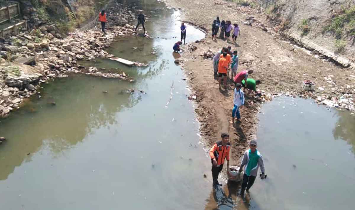 Para relawan pecinta lingkungan saat melakukan aksi bersih-bersih sampah di Sungai Kedak. Foto: Ist