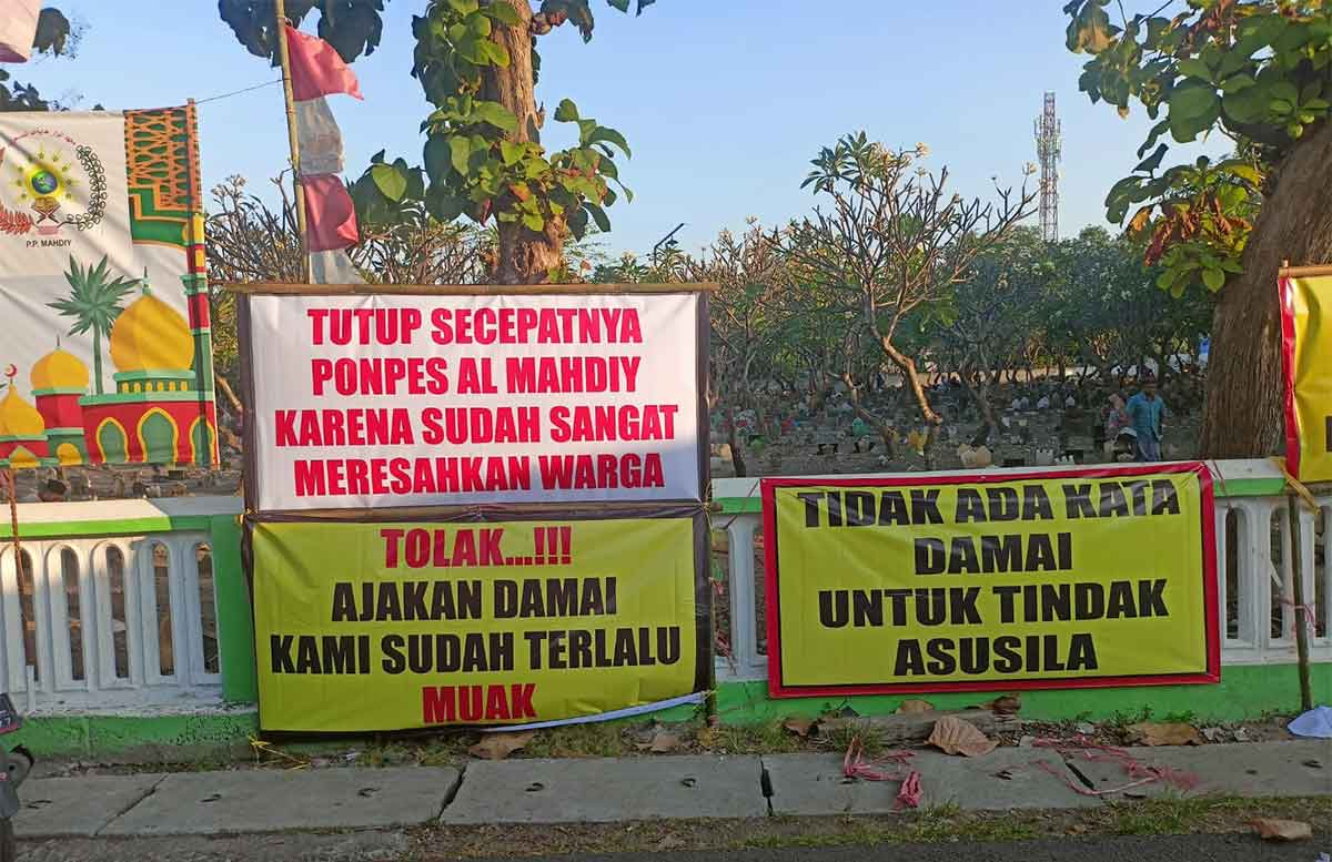 Tolak Keberadaan Pondok Pesantren Al Mahdiy, Warga Desa Pagerwojo Sidoarjo Pasang Spanduk Protes