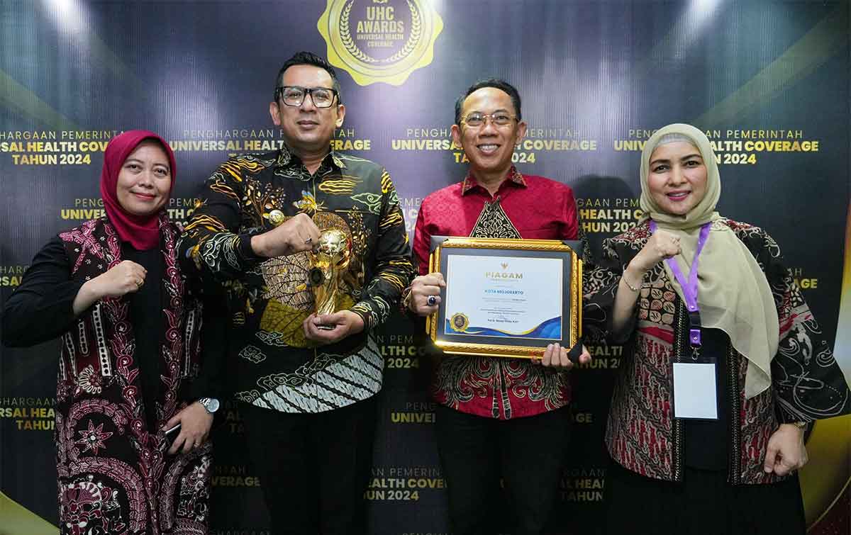 Wali Kota Mojokerto beserta sejumlah pejabat terkait saat menerima penghargaan UHC kategori Utama.